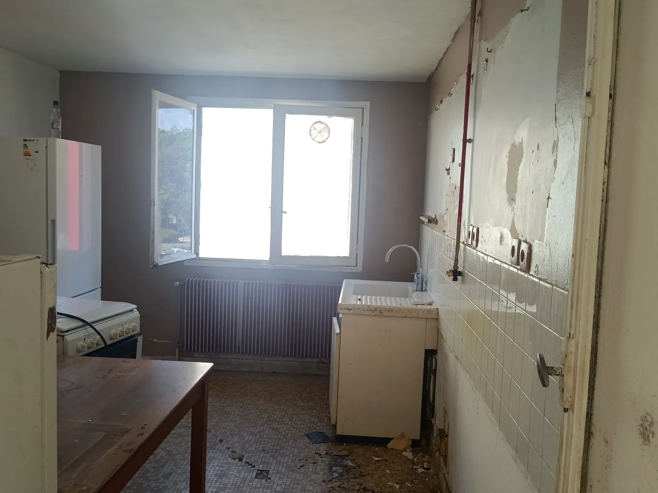Vraie photo avant travaux : cuisine avec revêtements dégradés