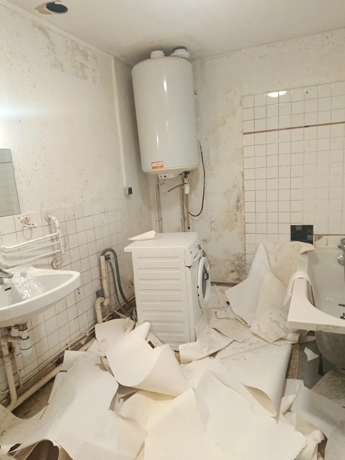 Photo réelle de rénovation intérieure BN BÂTIMENT : Avant · Salle d’eau