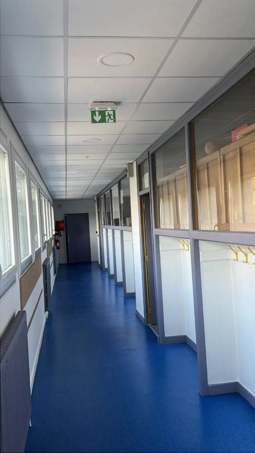 Circulation de l’école Jean Moulin au Pont-de-Claix, travaux de peinture