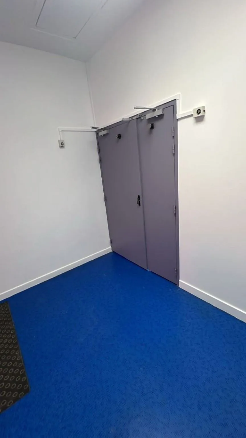 Portes et peinture intérieure dans l’école Jean Moulin