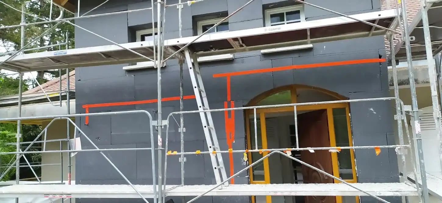 Repères et encadrements - photo réelle de la maison en chantier