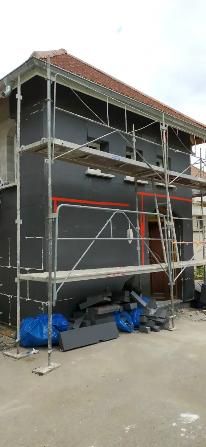 Accès et protections - photo réelle de la maison en chantier