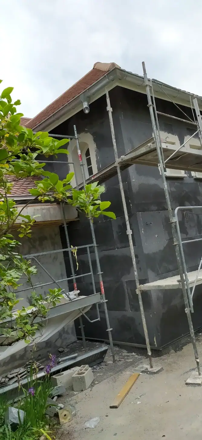 Teinte de la façade en évolution - photo réelle de la maison en chantier