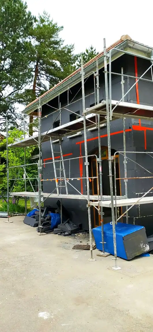 Pignon sous échafaudage - photo réelle de la maison en chantier