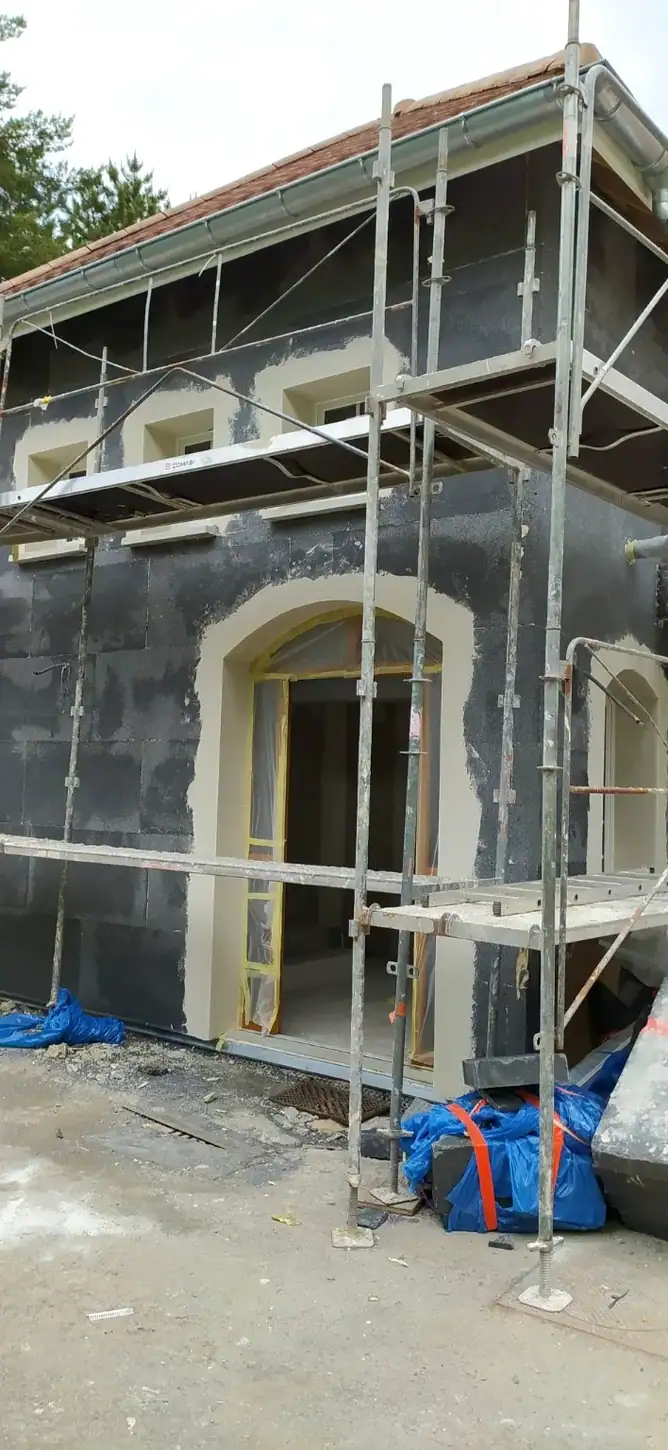 Travail autour des ouvertures - photo réelle de la maison en chantier