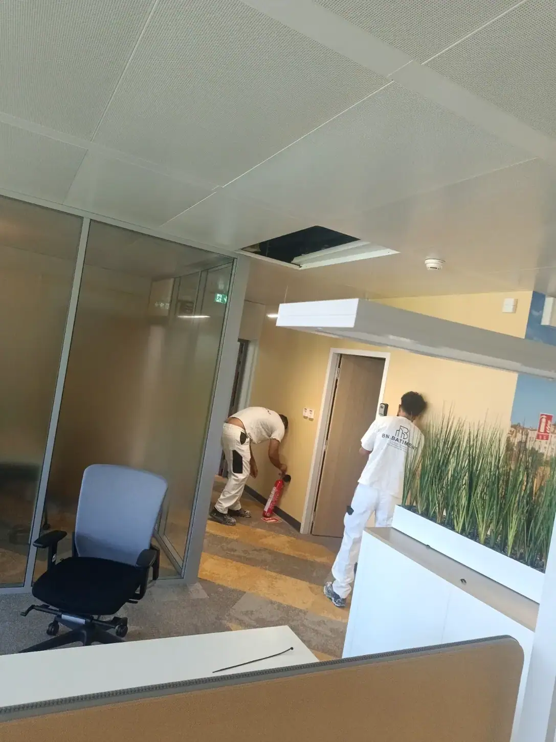 Peintres BN BÂTIMENT en intervention dans un espace de bureaux