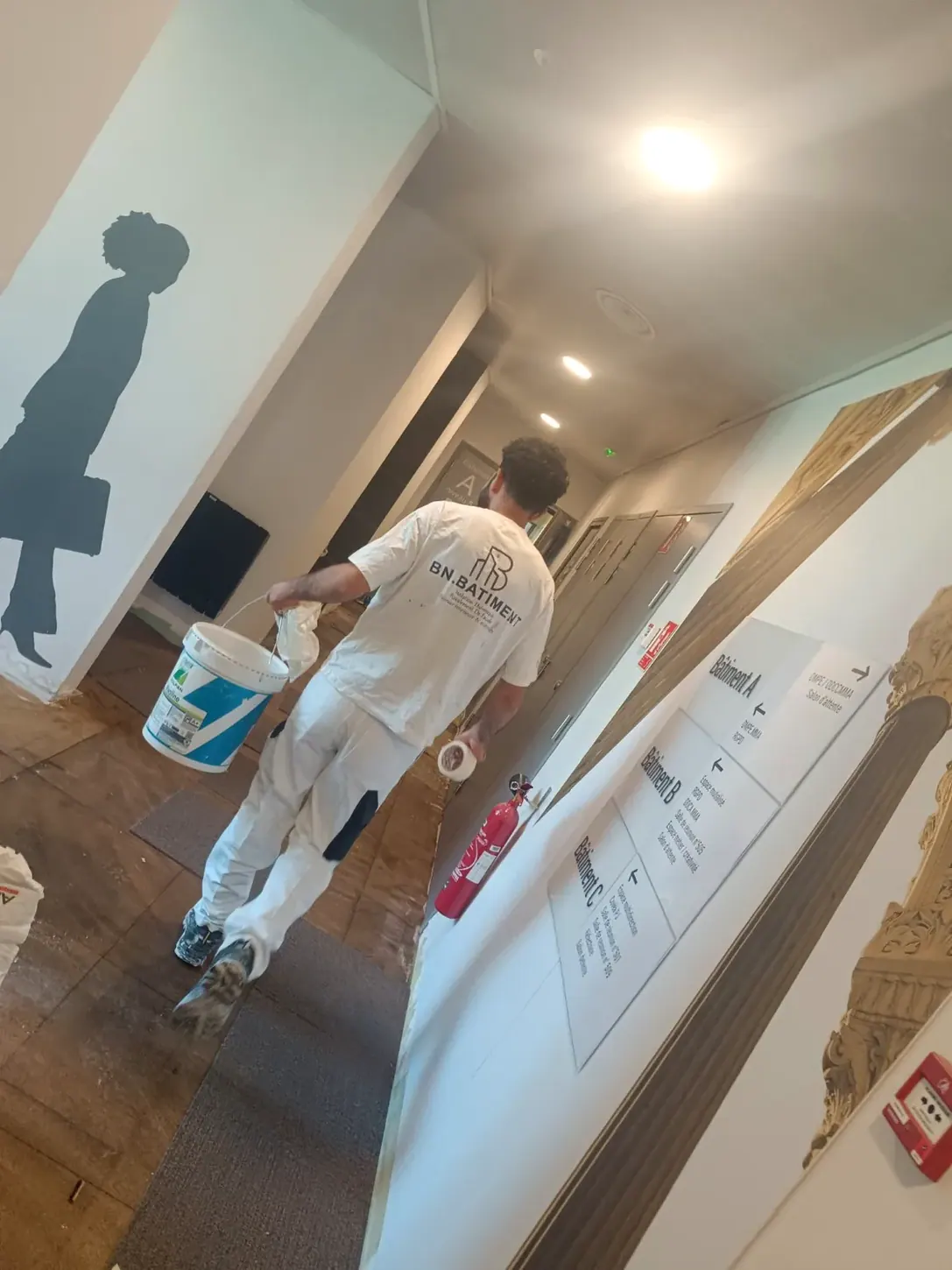 Photographie authentique BN BÂTIMENT : Déplacement du matériel de peinture