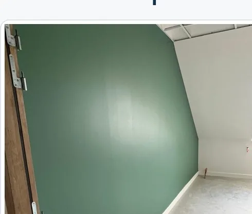 Mur vert profond dans une rénovation intérieure à La Mure